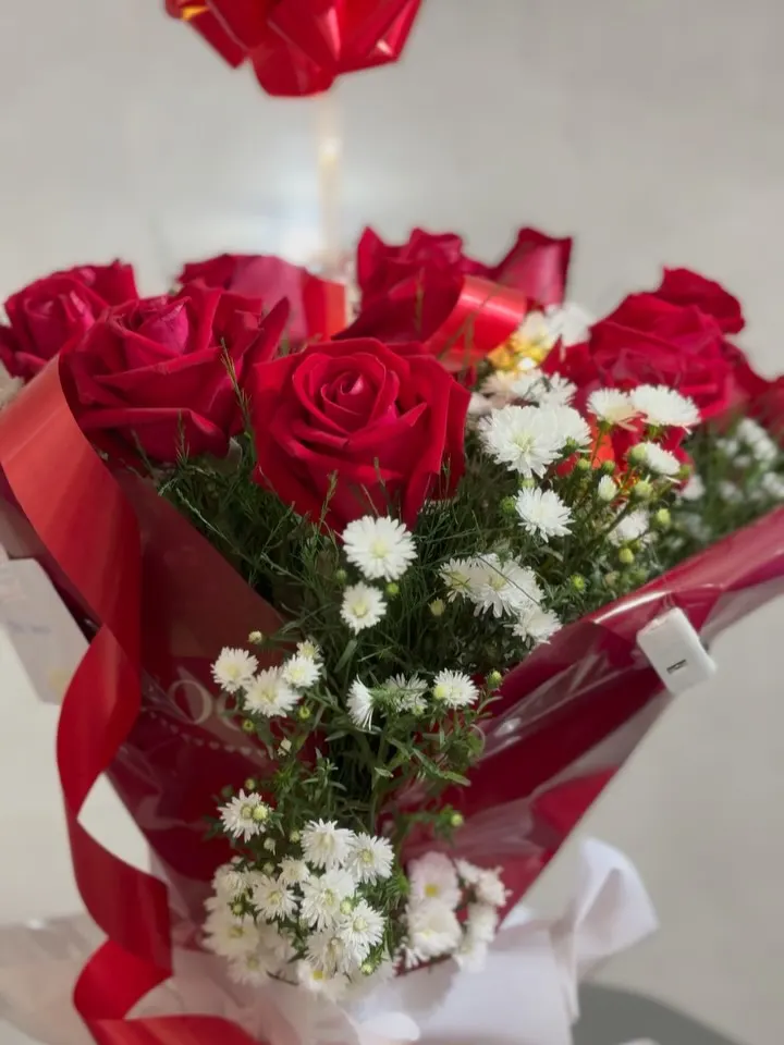 Buquê de rosas vermelhas e margaridas