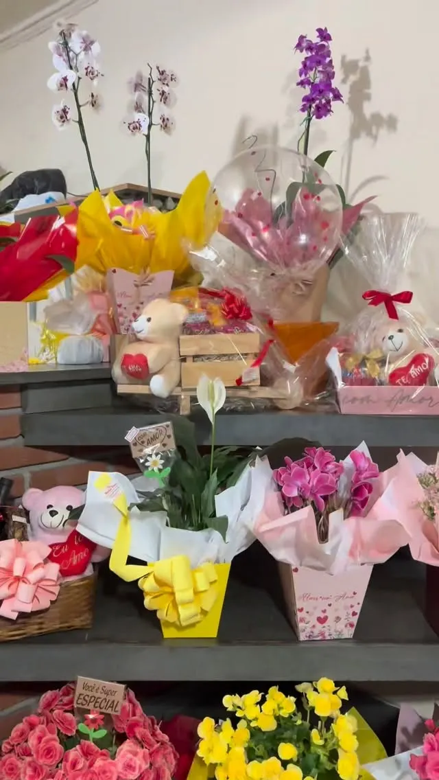 Vitrine da loja com flores e presentes